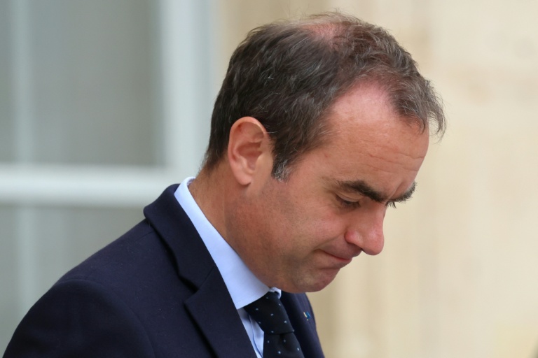 Le Premier ministre Sébastien Lecornu à la sortie du Conseil des ministres à l'Elysée, le 10 juin 2026 à Paris