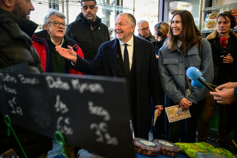 Le candidat à la mairie de Lyon Jean-Michel Aulas (C) et l'ancien ministre centriste Jean-Louis Borloo (2eG) à la Duchère à Lyon le 4 février 2026