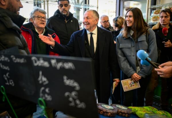 Le candidat à la mairie de Lyon Jean-Michel Aulas (C) et l'ancien ministre centriste Jean-Louis Borloo (2eG) à la Duchère à Lyon le 4 février 2026