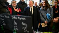 Le candidat à la mairie de Lyon Jean-Michel Aulas (C) et l'ancien ministre centriste Jean-Louis Borloo (2eG) à la Duchère à Lyon le 4 février 2026