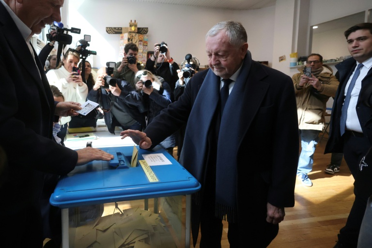 L'homme d'affaires Jean-Michel Aulas, candidat à la mairie de Lyon adoubé par la droite et le centre, vote au premier tour des élections municipales, le 15 mars 2026 à Lyon 