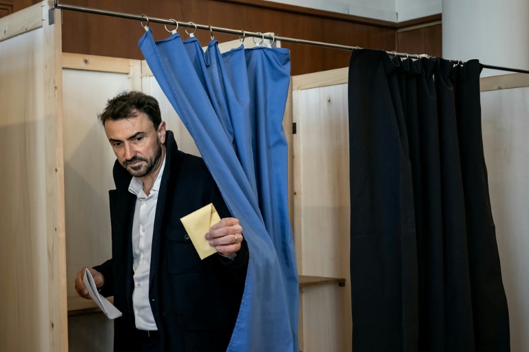 Le maire écologiste de Lyon Grégory Doucet vote au premier tour des élections municipales, le 15 mars 2026 à Lyon 