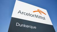 Le logo d'ArcelorMittal à l'entrée de son site de Dunkerque à Grande-Synthe, dans le Nord, le 1er mai 2025