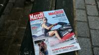 La couverture de la une de "Paris Match" montrant le président Emmanuel Macron faisant du jet-ski, photographiée le 14 août 2026 