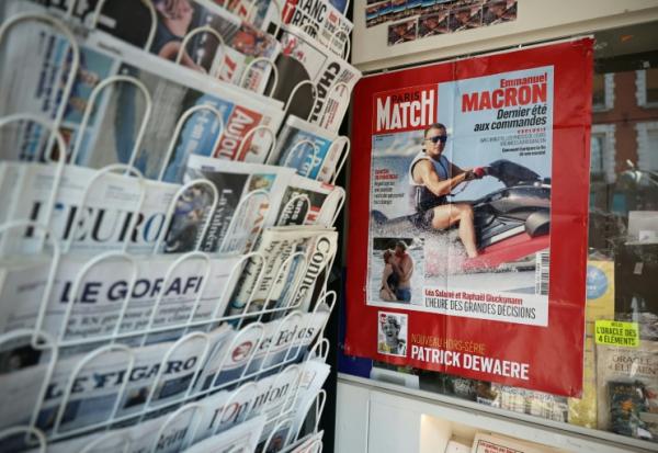 La une de "Paris Match" montrant le président Emmanuel Macron faisant du jet-ski, lors de  ses vacances à Brégançon, en vente dans un kiosque à Paris, le 14 août 2026 
