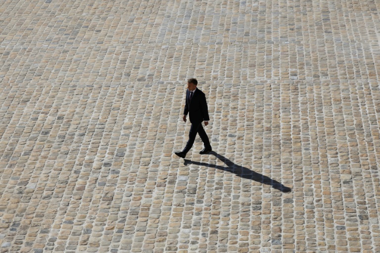 Le président Emmanuel Macron dans la cour de l'Hôtel des Invalides, le 16 septembre 2026 à Paris 