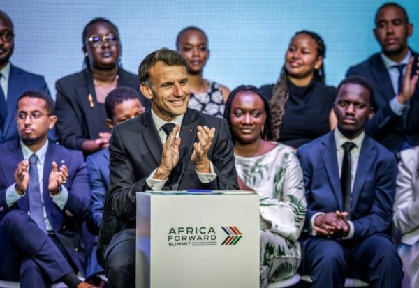 Le président français Emmanuel Macron lors d'une rencontre avec des jeunes au sommet Africa Forward à Nairobi, au Kenya, le 11 mai 2026
