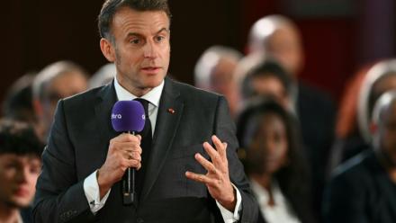 Le président Emmanuel Macron s'exprime devant des lecteurs du groupe de presse Ebra, le 28 novembre 2025 à Mirecourt, dans les Vosges