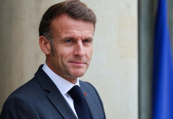 Le président Emmanuel Macron sur le perron de l'Elysée, le 28 octobre 2025 à Paris