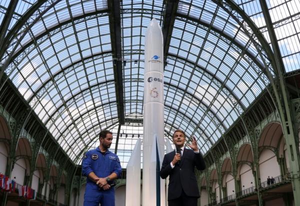 Le président Emmanuel Macron (D)aux côté de l'astronaute français Thomas Pesquet (G) à  Paris le 9 septembre 2026