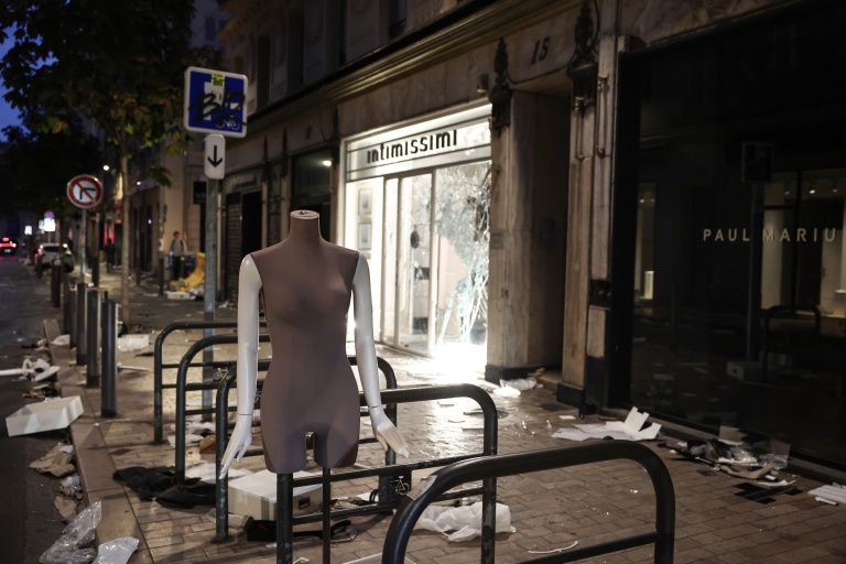 Des boutiques pillées dans une rue de Marseille le 18 octobre 2026