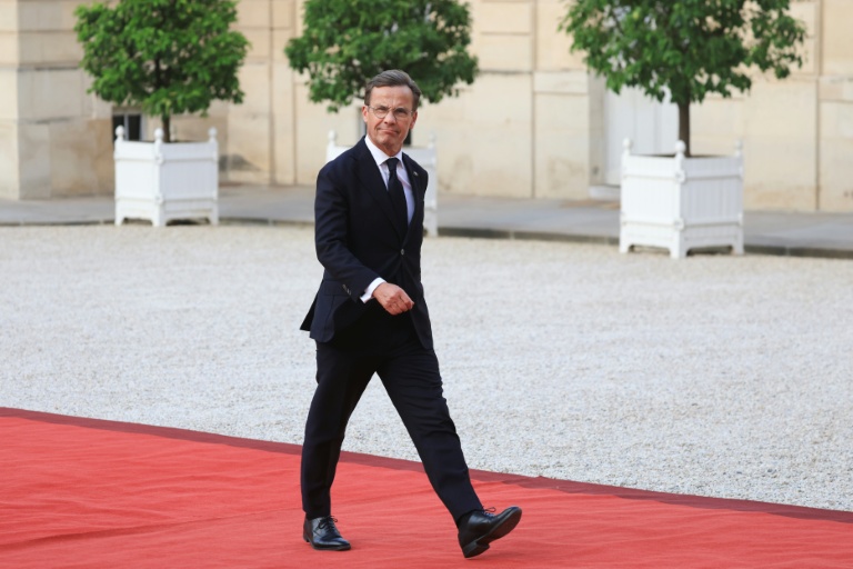 Le Premier ministre suédois Ulf Kristersson arrive au palais de l'Elysée pour un dîner de la 