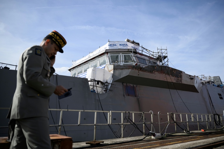 Un officier se tient devant la frégate de défense et d'intervention (FDI) Kimon au chantier naval du groupe industriel français Naval Group à Lorient, dans l'ouest de la France, le 4 octobre 2023