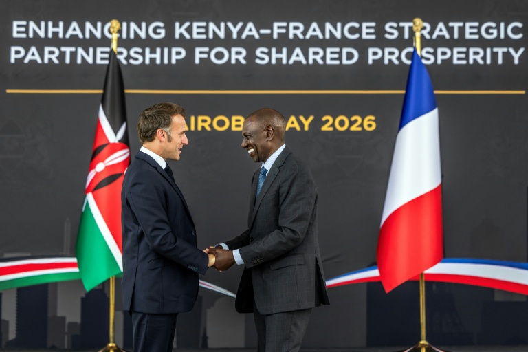 Le président français Emmanuel Macron (à gauche) et le président kényan William Ruto (à droite) à la résidence présidentielle kényane avant un sommet franco-africain 