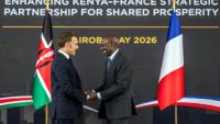 Le président français Emmanuel Macron (à gauche) et le président kényan William Ruto (à droite) à la résidence présidentielle kényane avant un sommet franco-africain "Africa Forward" à Nairobi, le 10 mai 2026