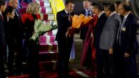 Le président français Emmanuel Macron et son épouse Brigitte à leur arrivée à l'aéroport de Hanoï, le 25 mai 2025