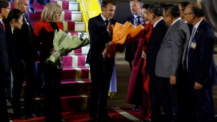 Le président français Emmanuel Macron et son épouse Brigitte à leur arrivée à l'aéroport de Hanoï, le 25 mai 2025