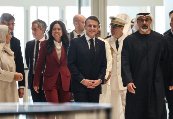 Le président français Emmanuel Macron (C) arrive au musée national Zayed à Abou Dhabi, aux Emirats arabes unis, le 21 décembre 2025