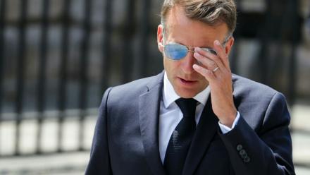 Le président Emmanuel Macron ajuste ses lunettes lors d'une cérémonie d'hommage au capitaine Alfred Dreyfus, à Paris, le 12 juillet 2026