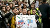 Le président Emmanuel Macron pose avec des écoliers à Montluçon, le 22 avril 2026 dans l'Allier