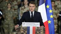 Le président français Emmanuel Macron s'exprime devant les militaires du 5e régiment de cuirassiers sur la base militaire Zayed, près d'Abou Dhabi, le 21 décembre 2025  