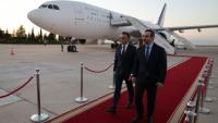 Le président français Emmanuel Macron (g) est accueilli par le ministre syrien des Affaires étrangères Assaad al-Chaibani (d) à son arrivée à l'aéroport international de Damas, pour une visite d'État, le 6 juillet 2026 en Syrie