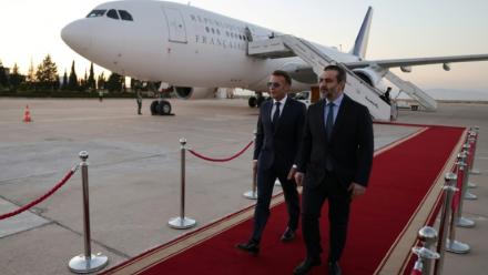 Le président français Emmanuel Macron (g) est accueilli par le ministre syrien des Affaires étrangères Assaad al-Chaibani (d) à son arrivée à l'aéroport international de Damas, pour une visite d'État, le 6 juillet 2026 en Syrie