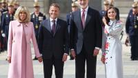 Le roi Felipe VI d'Espagne et la reine Letizia accueillent le président français Emmanuel Macron (2g) et son épouse Brigitte Macron (g) à leur arrivée au palais royal le 29 septembre 2026 à Madrid