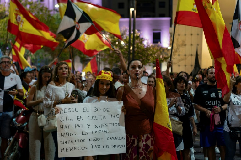Des habitants de l'enclave espagnole de Ceuta manifestent en brandissant des drapeaux espagnols, à Ceuta le 30 août 2026