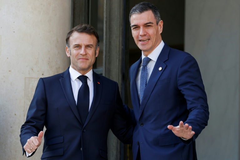 Le président français Emmanuel Macron accueille le Premier ministre espagnol Pedro Sanchez à son arrivée au palais de l'Elysée, à Paris, le 27 mars 2025
