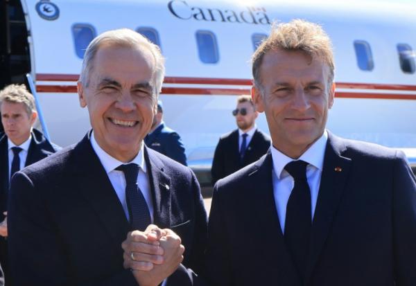 Le Premier ministre canadien Mark Carney (g) accueilli le 20 septembre 2026 par le président français Emmanuel Macron à Saint-Pierre-et-Miquelon