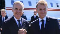 Le Premier ministre canadien Mark Carney (g) accueilli le 20 septembre 2026 par le président français Emmanuel Macron à Saint-Pierre-et-Miquelon