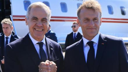 Le Premier ministre canadien Mark Carney (g) accueilli le 20 septembre 2026 par le président français Emmanuel Macron à Saint-Pierre-et-Miquelon