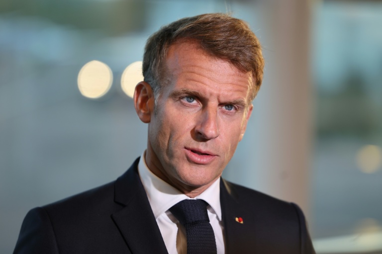 Le président français Emmanuel Macron s'exprime devant la presse à son arrivée à Saint-Pierre, dans l'archipel de Saint-Pierre-et-Miquelon, le 19 septembre 2026