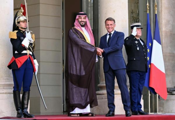 Le président français Emmanuel Macron accueille le prince héritier d'Arabie saoudite, Mohammed ben Salmane, pour une rencontre au palais de l'Élysée, à Paris, le 24 août 2026