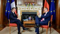 Le chancelier allemand Friedrich Merz et le président Emmanuel Macron s'entretiennent dans la bibliothèque de la Villa Borsig, maison d'hôtes du ministère allemand des Affaires étrangères, à Berlin, le 23 juillet 2025