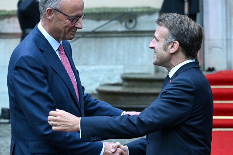 Le chancelier allemand Friedrich Merz (à gauche sur la photo) et le président français Emmanuel Macron (à droite) à Berlin, le 23 juillet 2025