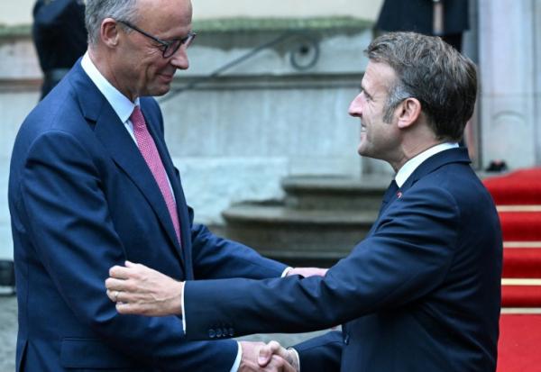 Le chancelier allemand Friedrich Merz (à gauche sur la photo) et le président français Emmanuel Macron (à droite) à Berlin, le 23 juillet 2025