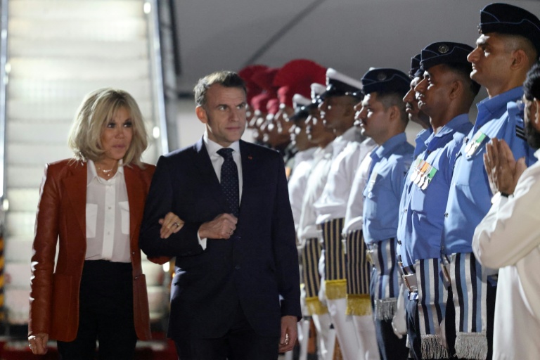 Le président français Emmanuel Macron (c,d) et son épouse Brigitte Macron (g) à leur arrivée à Bombay, en Inde, le 17 février 2026