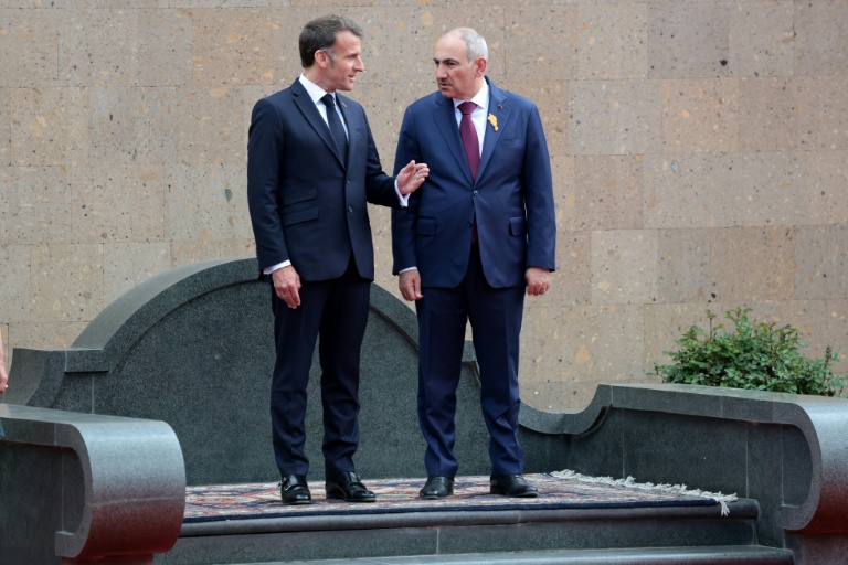 Le président français Emmanuel Macron et le Premier ministre arménien Nikol Pachinian lors d'une conférence de presse à Erevan, le 5 mai 2026 