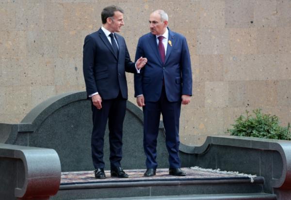 Le président français Emmanuel Macron et le Premier ministre arménien Nikol Pachinian lors d'une conférence de presse à Erevan, le 5 mai 2026 