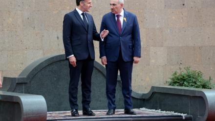 Le président français Emmanuel Macron et le Premier ministre arménien Nikol Pachinian lors d'une conférence de presse à Erevan, le 5 mai 2026 