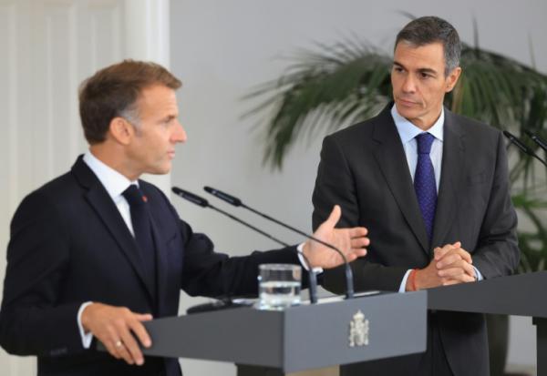 Le président français Emmanuel Macron et le Premier ministre espagnol Pedro Sanchez  en conférence de presse au palais de la Moncloa à Madrid, le 30 septembre 2026