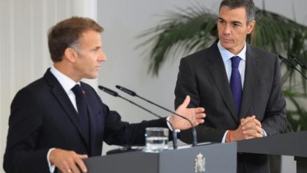 Le président français Emmanuel Macron et le Premier ministre espagnol Pedro Sanchez  en conférence de presse au palais de la Moncloa à Madrid, le 30 septembre 2026