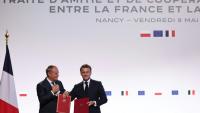 Le président français Emmanuel Macron (à droite) et le Premier ministre polonais Donald Tusk à l'Elysée, à Paris, le 6 janvier 2026