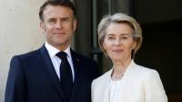 Le président français Emmanuel Macron accueille la présidente de la Commission européenne Ursula Von der Leyen au palais de l'Elysée, à Paris, le 27 mars 2025