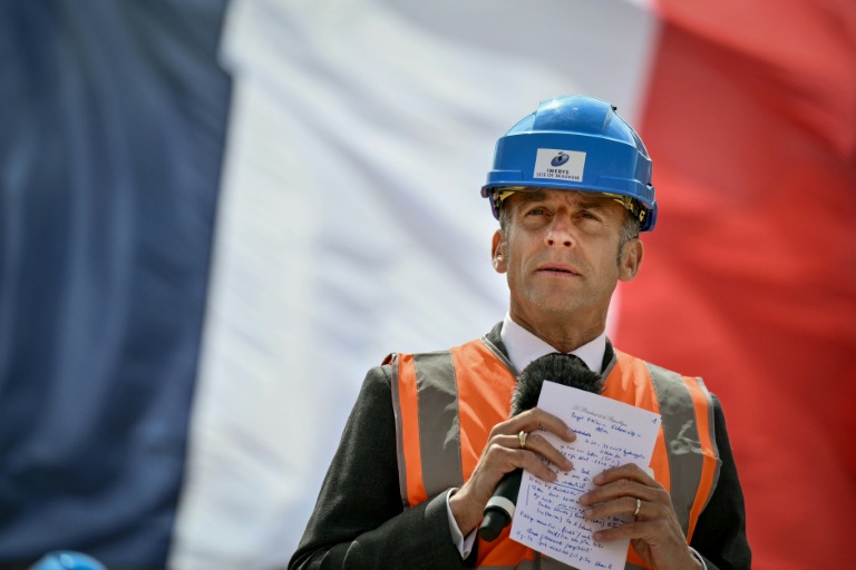 Le président français Emmanuel Macron s'exprime lors d'une visite pour l'inauguration de la mine de lithium de l'entreprise Imerys à Echassières, dans le centre de la France, le 22 avril 2026 