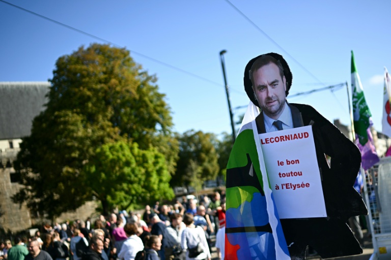 Des manifestants brandissent une pancarte représentant le nouveau Premier ministre, Sébastien Lecornu, lors d'une manifestation à Nantes à l'appel des syndicats, pour un autre budget, le 18 septembre 2025
