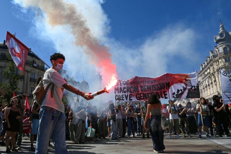 Un manifestant allume une fusée éclairante lors de la journée de grève et de manifestations dans toute la France à l'appel des syndicats, pour un autre budget, à Montpellier le 18 septembre 2025