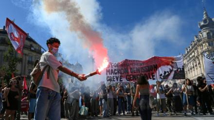 Un manifestant allume une fusée éclairante lors de la journée de grève et de manifestations dans toute la France à l'appel des syndicats, pour un autre budget, à Montpellier le 18 septembre 2025